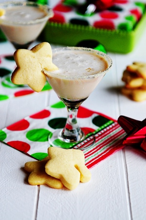 A Simple Holiday Cocktail Hour (Recipe: Cookies and Cream Cocktail)