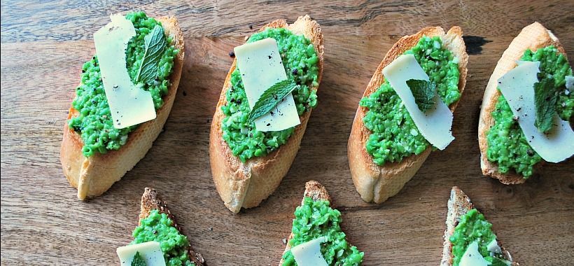 My favourite appetizer for easy warm-weather entertaining (Sweet Pea and Parmesan Tartines)