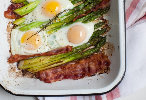 Crispy bacon and roasted asparagus with baked eggs in simplebites.net