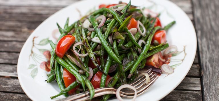 How to build a grilled green bean salad with ingredients you already have