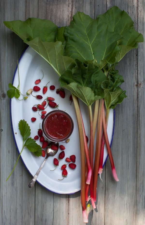 Strawberry-Rhubarb Honey Jam on www.simplebites.net #DIY #jam #homemade