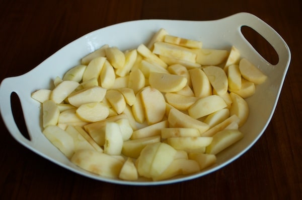 apples in a roasting pan