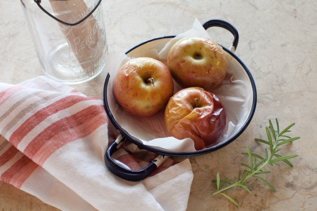 Roasted Apple Rosemary Tisane on www.simplebites.net #apples #tea
