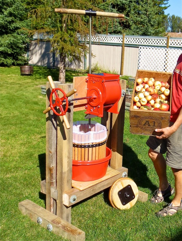 How to build a cider press on www.simplebites.net #tutorial #diy #homesteading