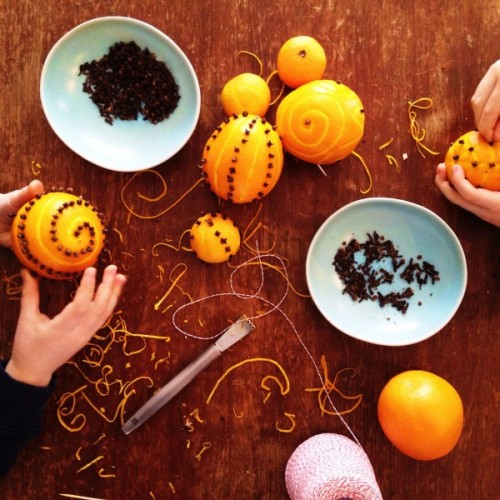 How to make spiced orange pomander balls on www.simplebites.net #craft #tutorial #Christmas #oranges
