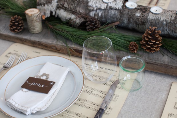 Neutral & Natural Christmas Tablescape on www.simplebites.net #rustic #decor #holiday 