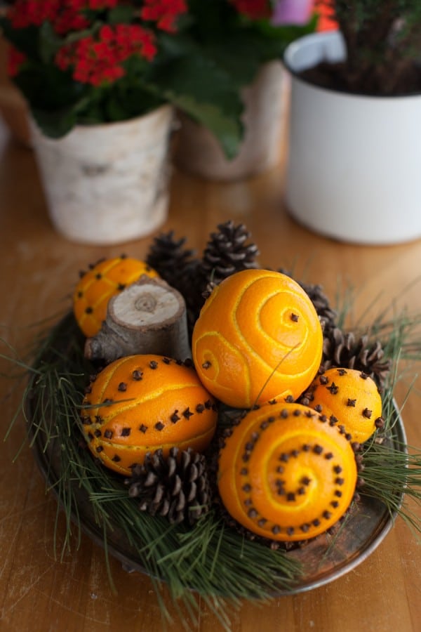 How to make spiced orange pomander balls on www.simplebites.net #craft #tutorial #Christmas #oranges