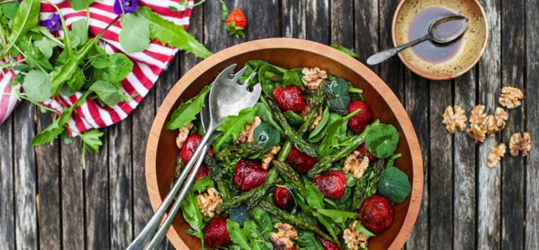 Spinach Salad with Grilled Strawberries, Asparagus and Walnuts