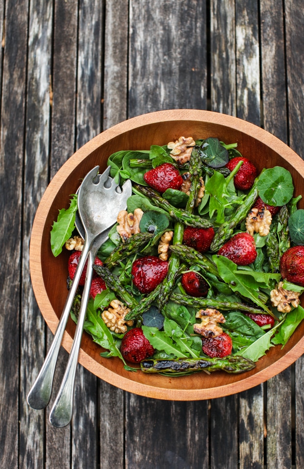 Spinach Salad with Grilled Strawberries, Asparagus and Walnuts