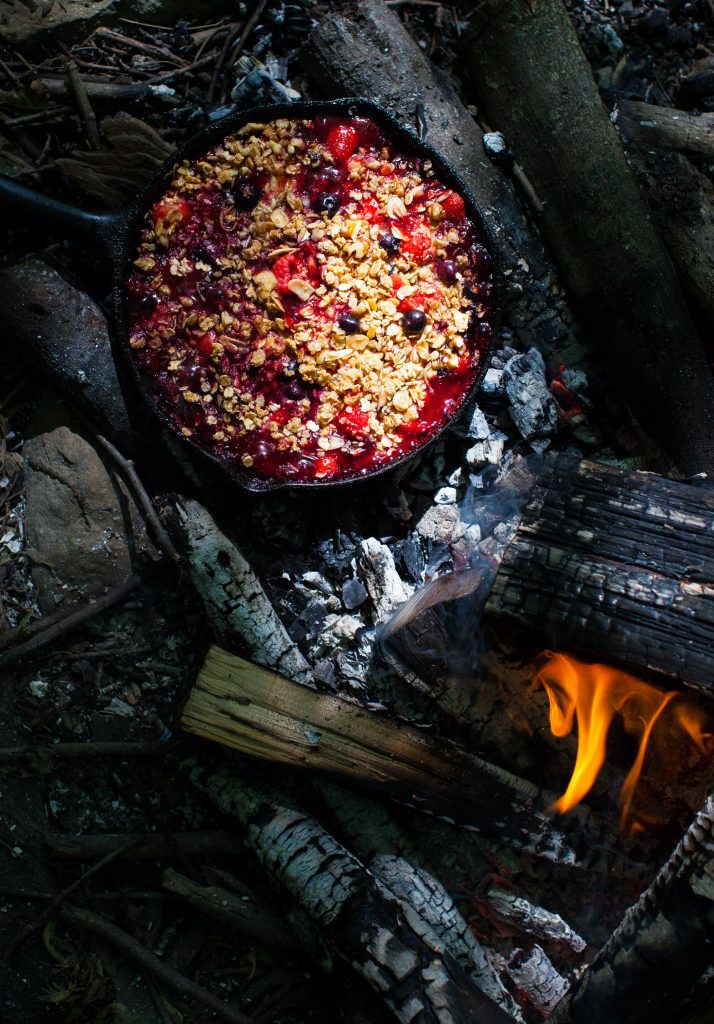 The Campfire Cast Iron Cookbook: The Ultimate Cookbook of Hearty and Delicious Cast Iron Recipes [Book]