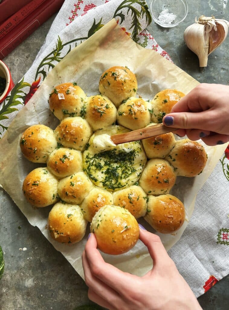 Fırında Brie ile Sarımsaklı Ekmek Çelengi |  Basit Lokmalar